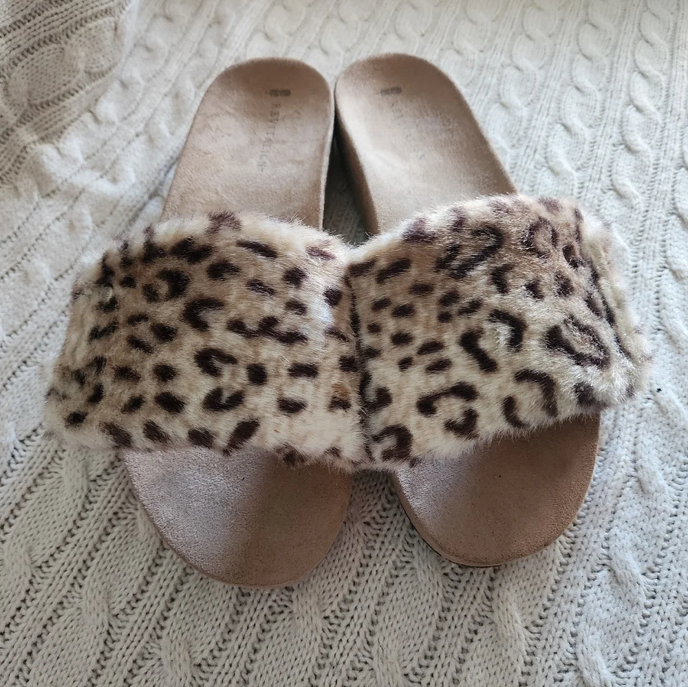 NWT.REVITALIGN Tan and Cream Animal Print Sandals - Picture 3 of 7